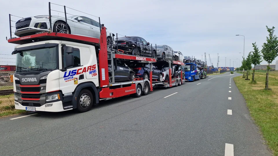 Załadowane autotransportery kierujące się z Rotterdamu do Polski