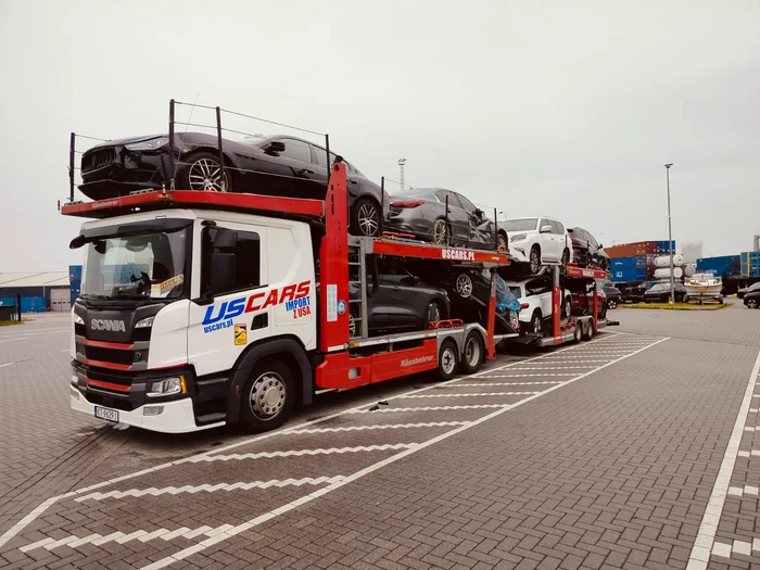 Załadowany autotransporter USCARS na placu agencji celnej w Rotterdamie