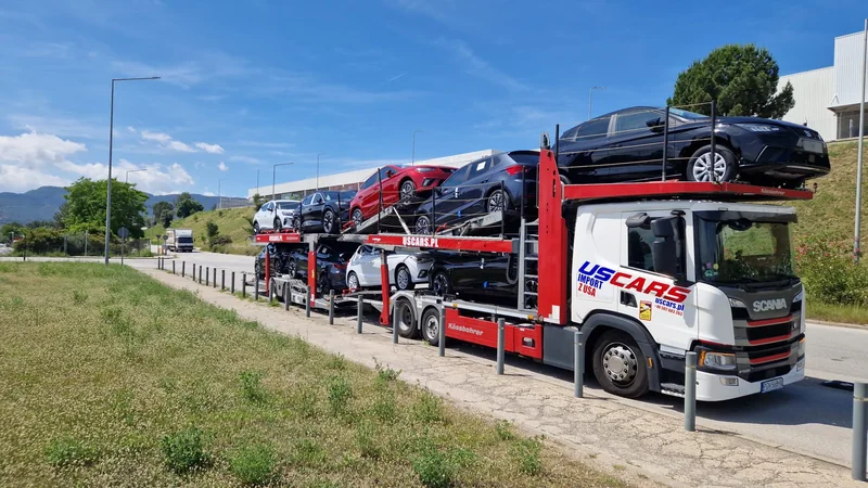 Autotransporter USCARS z kompletem samochodów w trasie do Polski