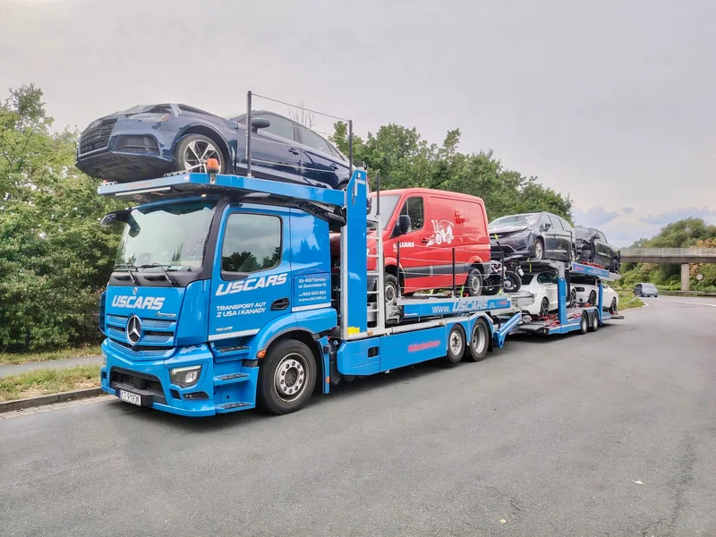 Autotransporter USCARS z samochodami sprowadzonymi z USA i Kanady